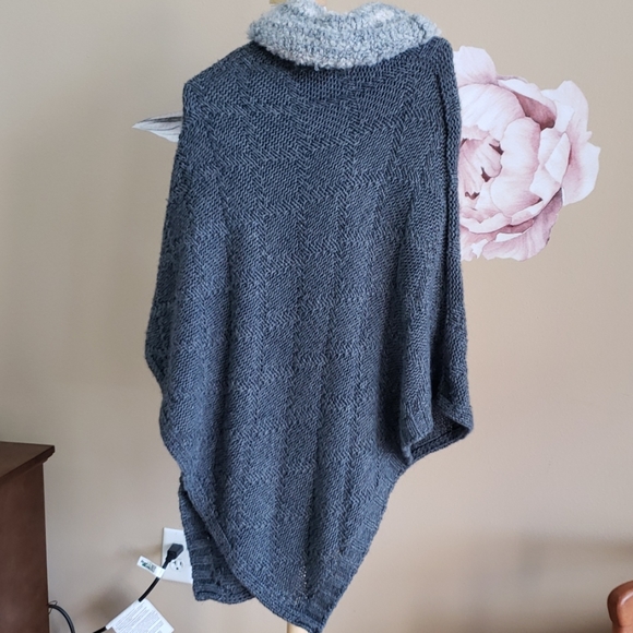 New Cocogio Poncho - Picture 2 of 3